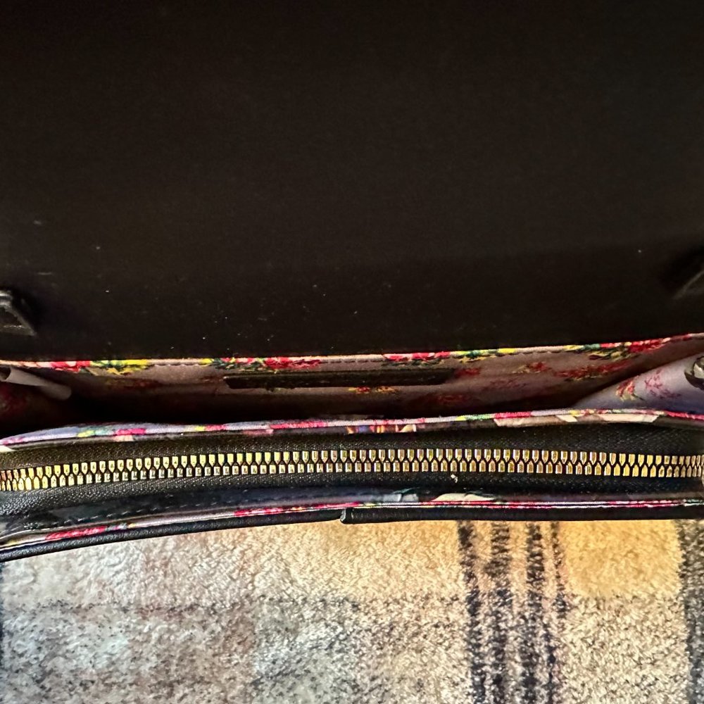 Betset Johnson Handbag - Picture 5 of 5